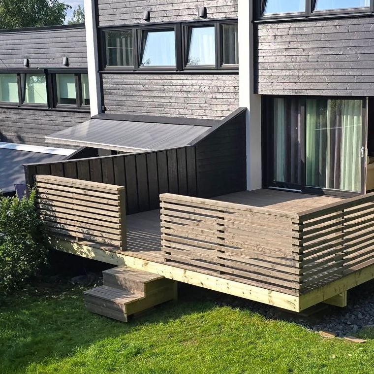 Nybyg terasse med trapp til plen på funkisbolig