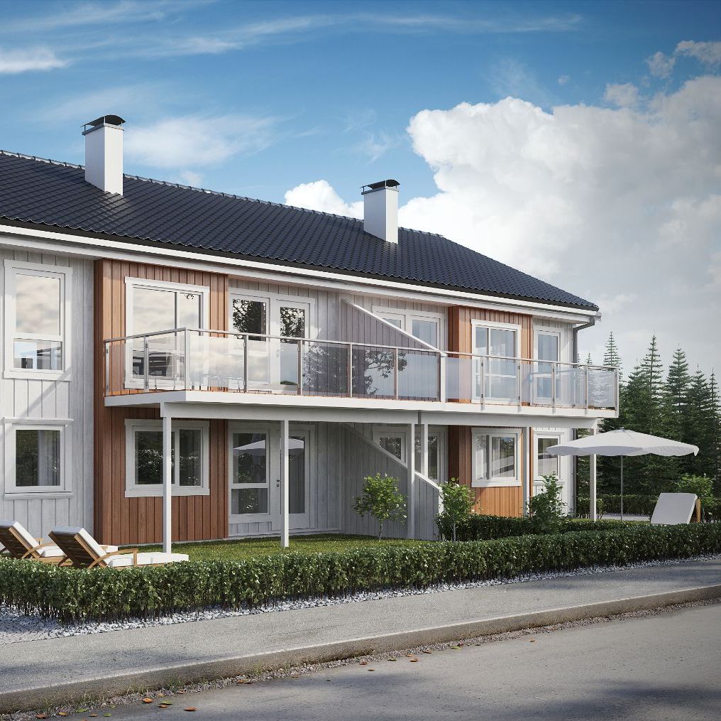 Tomannsbolig med kombinasjon av grå og brun trekledning, balkonger og hekk mot gaten.